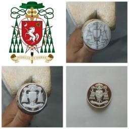 Coat of arms made on natural seashell cameo