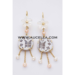 Earrings set in gold with round cameos