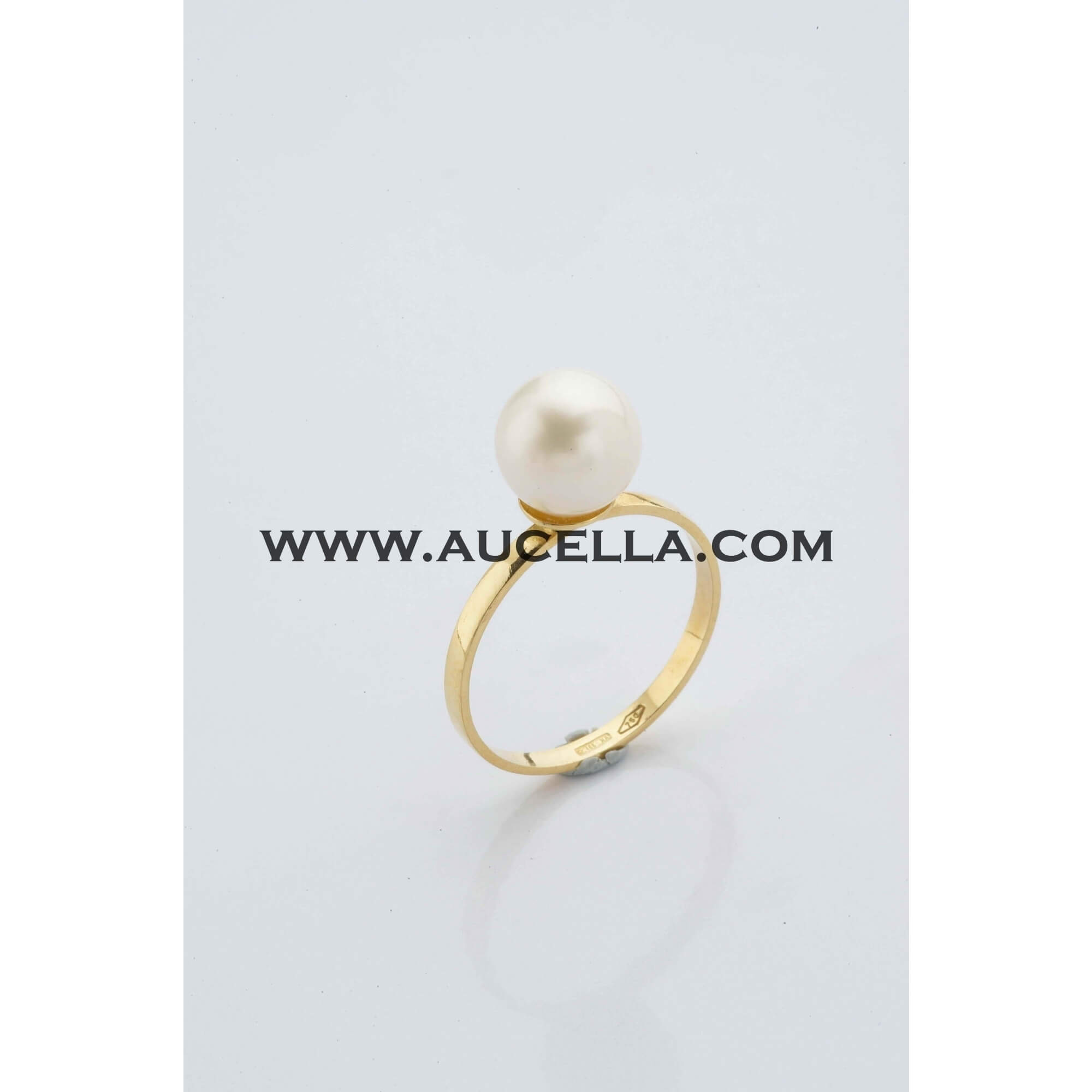 Ring set in gold with akoya bead pearl 