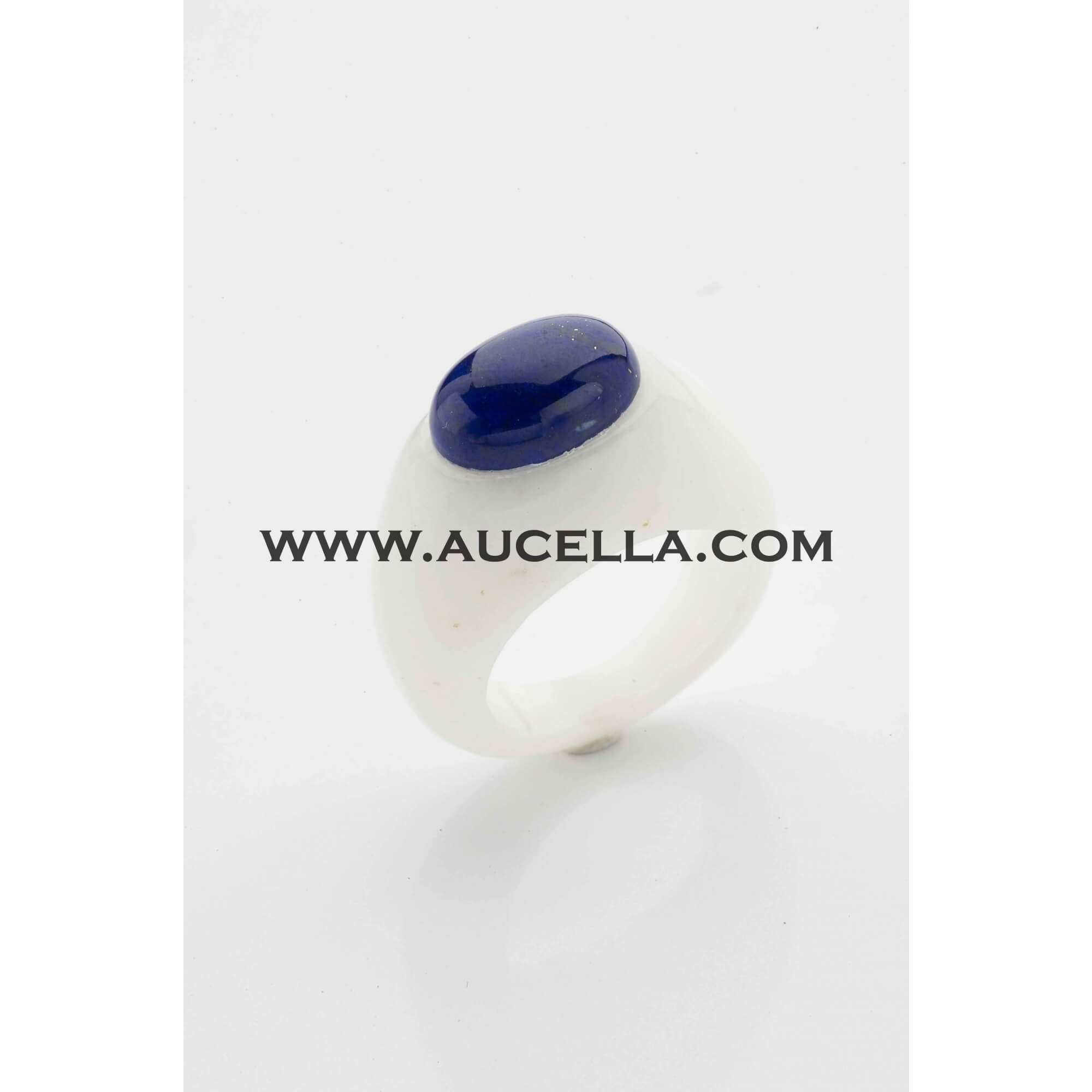 Ring with agate and lapis cabochon