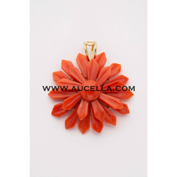 Pendant set in gold with coral carved 