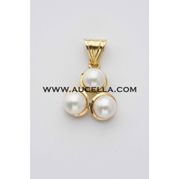 Pendant set in gold with akoya pearl