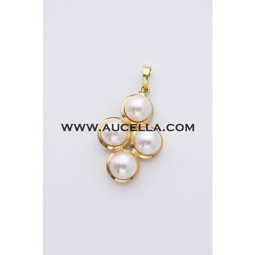 Pendant set in gold with natural akoya pearls