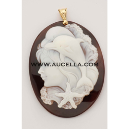 Pendant cameo set in gold 