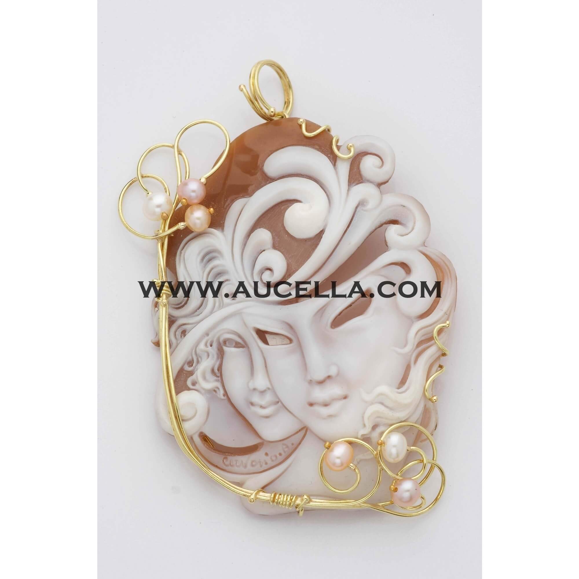 Pendant set in gold with cameo two faces 