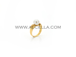 Akoya pearl set in yellow gold 