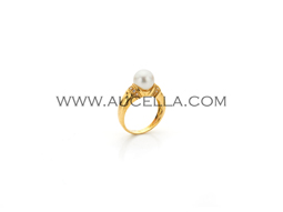 Akoya pearl set in gold with diamonds 