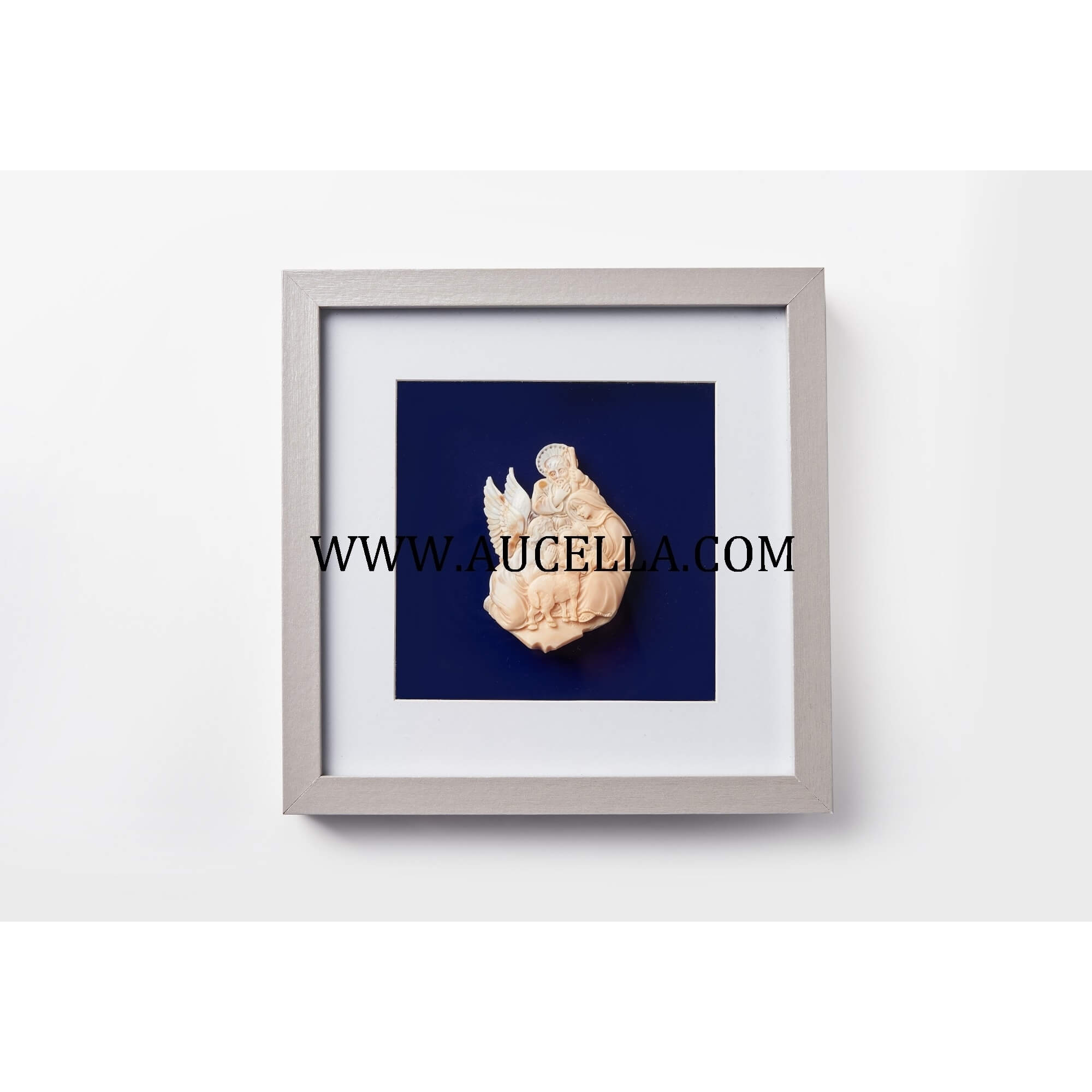 Picture frame with natural shell cameo 